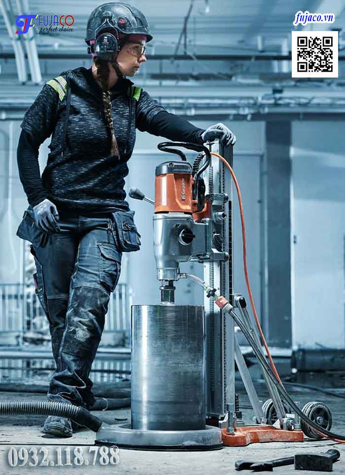 Buông cần ép để chế độ khoan khoét tự do tránh khoan bị lệch tâm