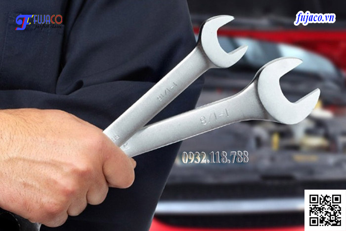 Dùng cờ lê 36 để tháo mũi khoan khoét lỗ bê tông chuyên dụng