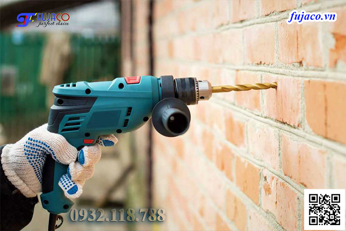 Dùng máy khoan bê tông để khoan gắn tắc kê đạn
